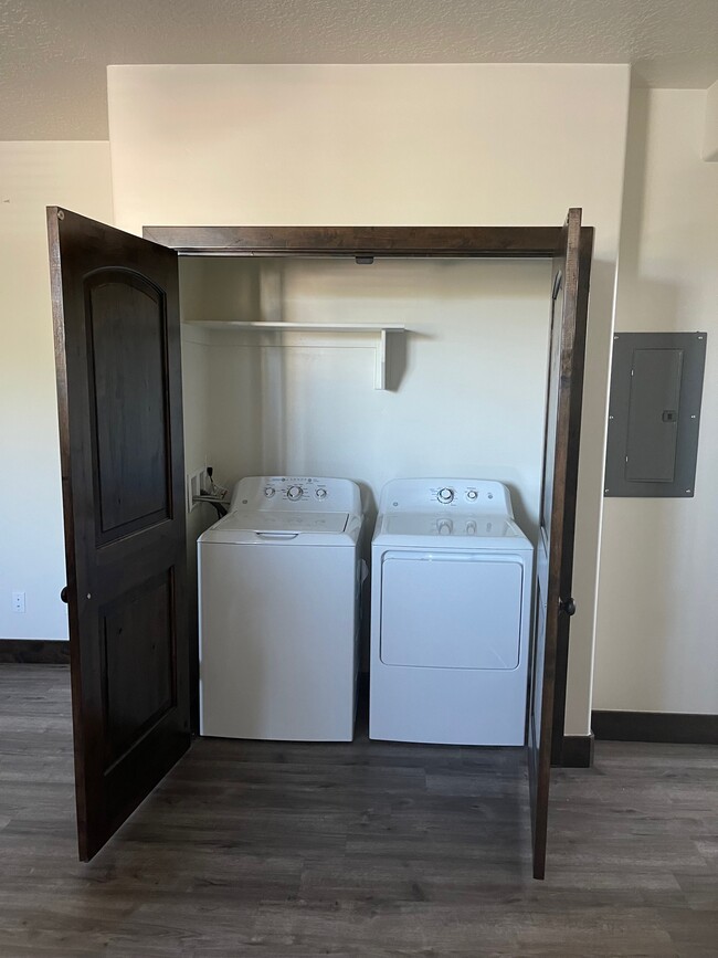 Full size washer and dryer - Luna Studios