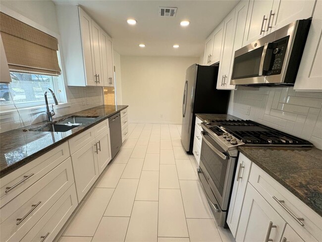 Foto del edificio - 1304 Hillcrest Dr