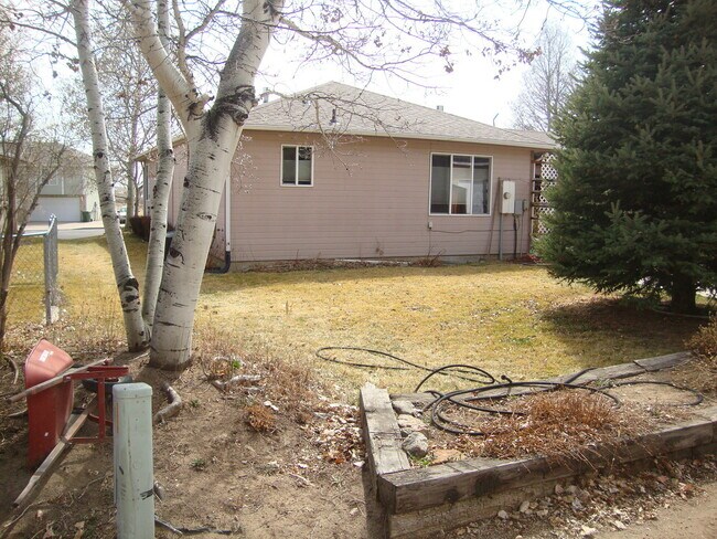 Building Photo - Great 4 bed Duplex