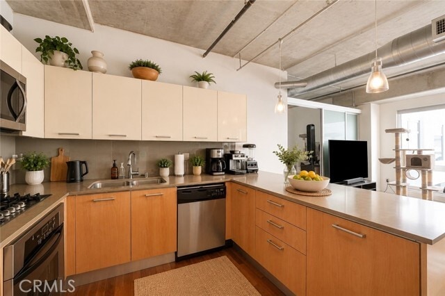Building Photo - 645 W 9th St