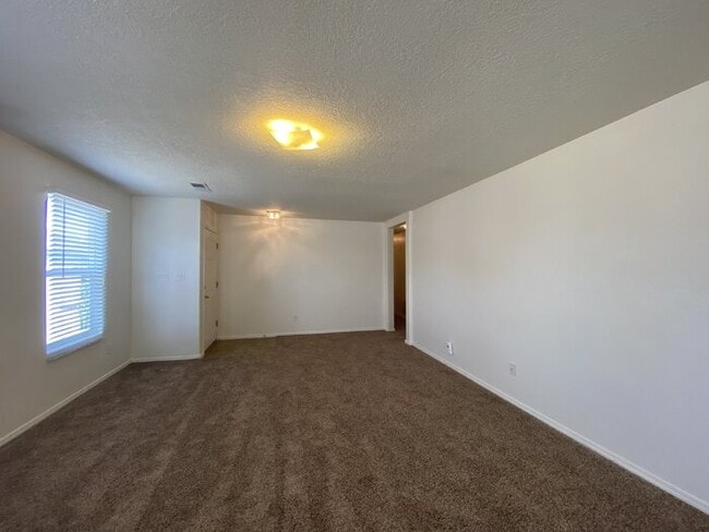 Building Photo - Spacious 3BR/2Bath/2Living - 1 Car Garage