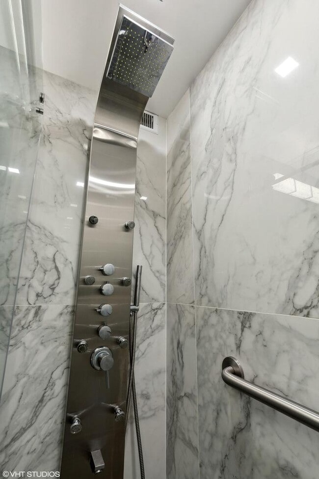 Building Photo - 2 bedroom in Chicago IL 60660