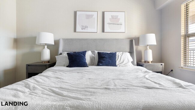 Foto del edificio - 701 W 101st Pl S