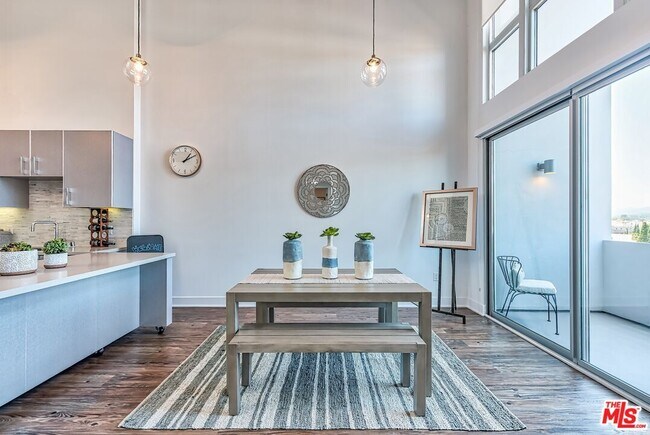 Foto del edificio - 1168 S Barrington Ave