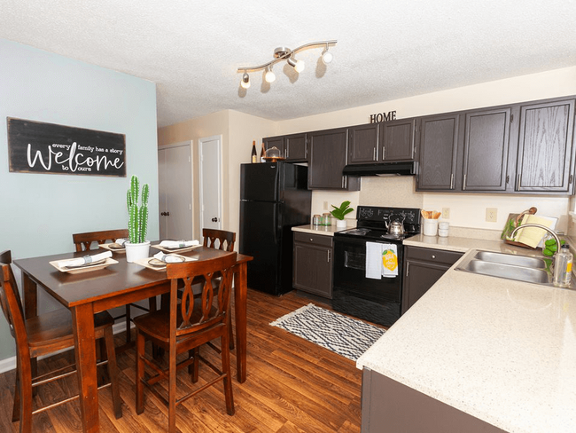 Cocina y comedor - Residences at Forestdale