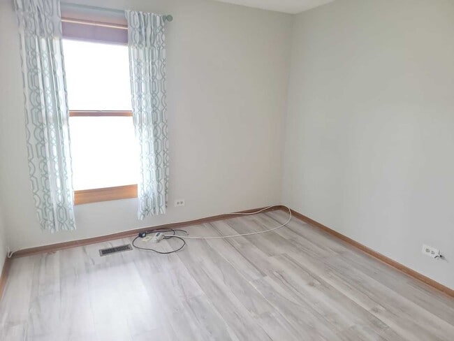 Building Photo - 1871 Fox Run Dr