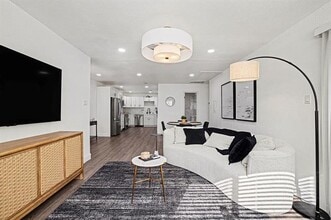 Building Photo - 716 E Pecan St