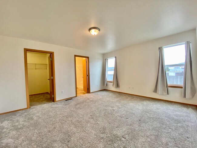 Building Photo - 623 S 3rd - LP