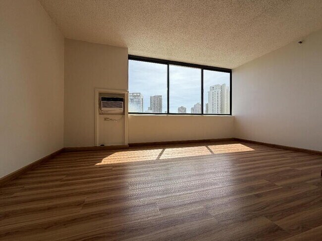 Foto del edificio - To register for the showing time, note the 4 digit code: 3975 and click "APPLY NOW."(mobile:orang...