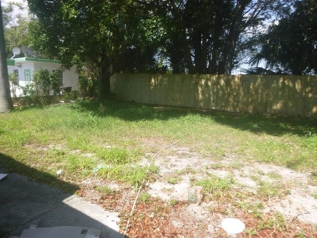 Building Photo - 3105 Windsor Ave