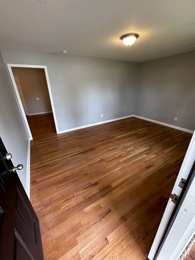 Building Photo - 3 Bedroom 2 Bath Home