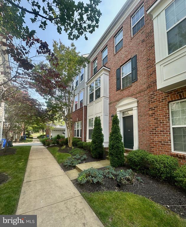 Building Photo - 19 Steeplechase Dr