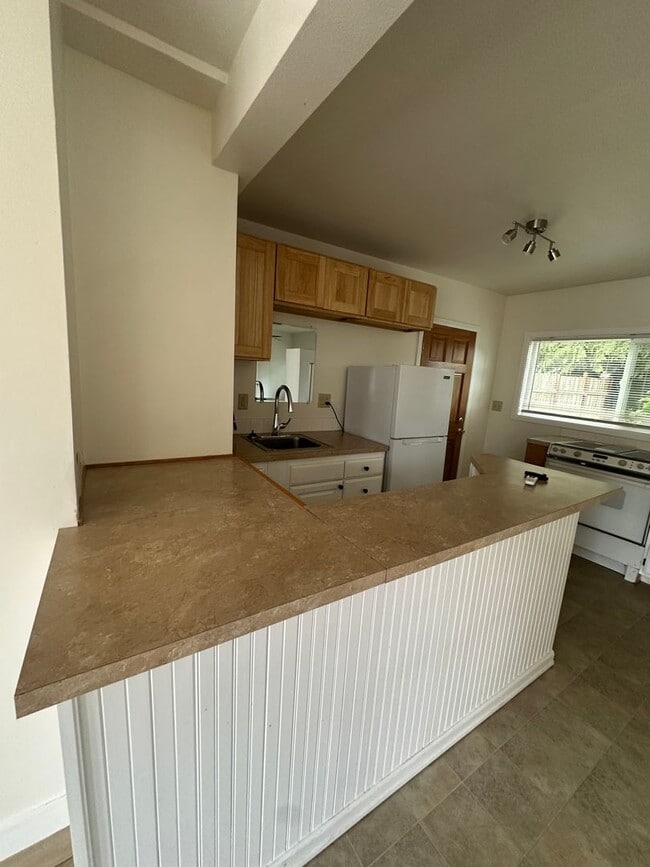 Building Photo - Cherry Ave Duplex