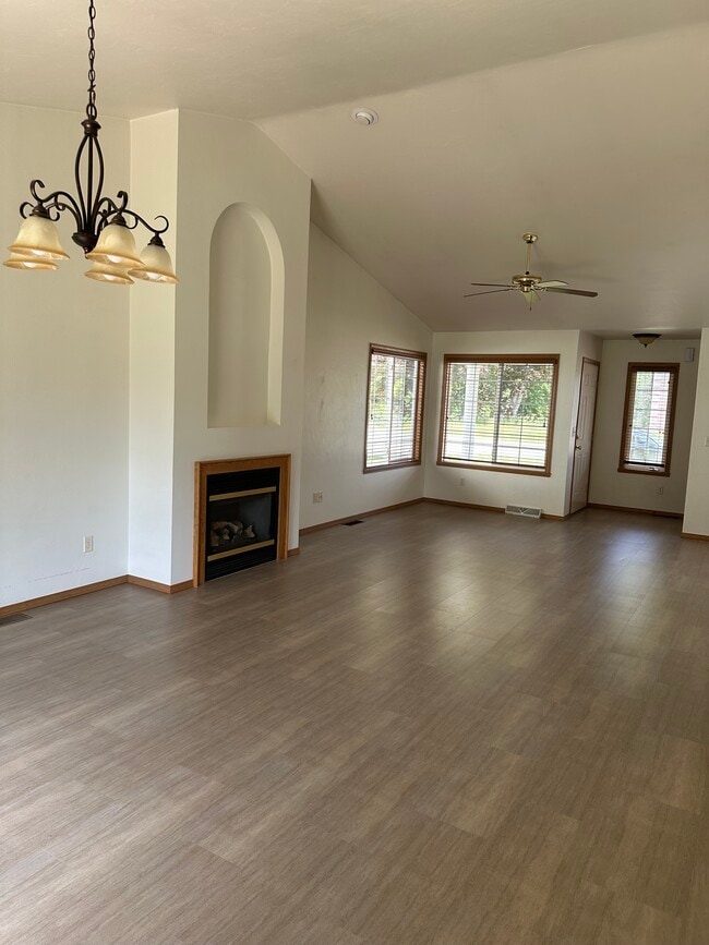 Building Photo - 1521 Redstone Trl