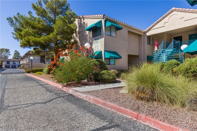 Building Photo - 2220 Pine Breeze Ln