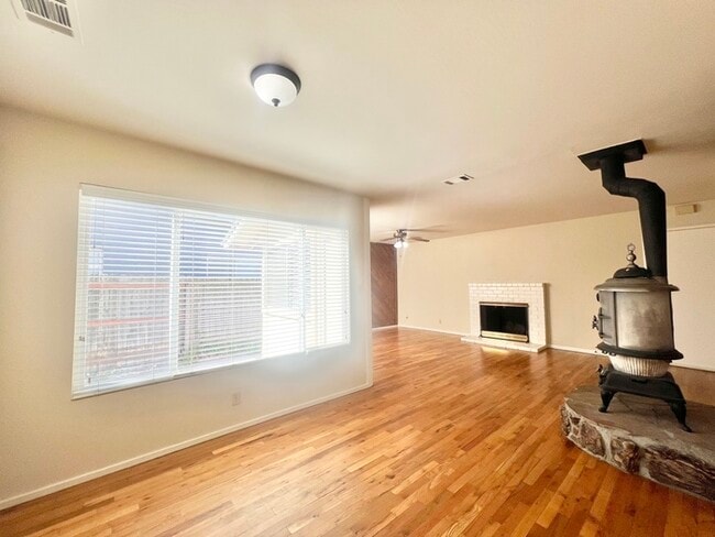 Building Photo - Very cute, Citrus Heights home available!