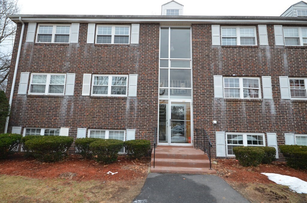 38 Edgelawn Ave Unit 11, North Andover, MA 01845 Condo for Rent in