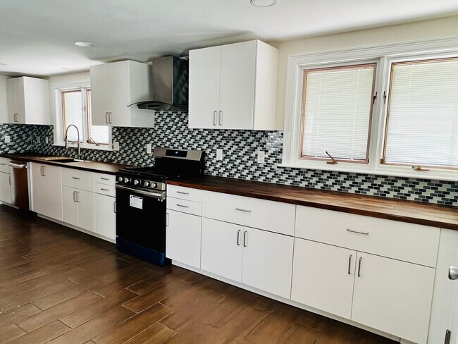 Building Photo - 733 Belmont St