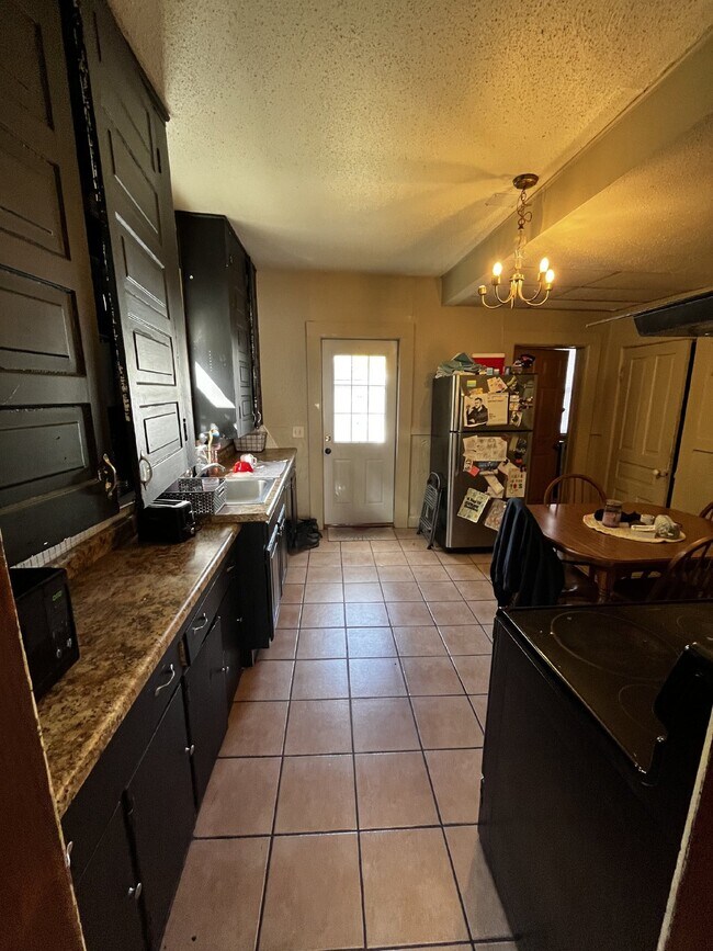 Foto del edificio - Nice 4 Bed 1 Bath close to UWEC and Water St! Available June 1st