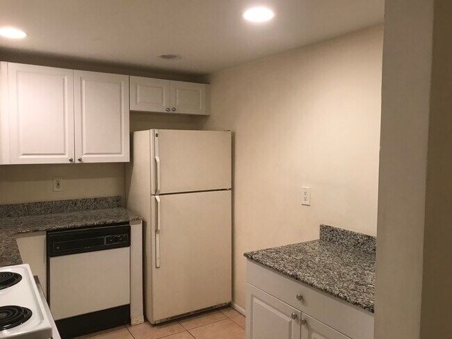 Cocina de granito blanco - 480 NW 20th St