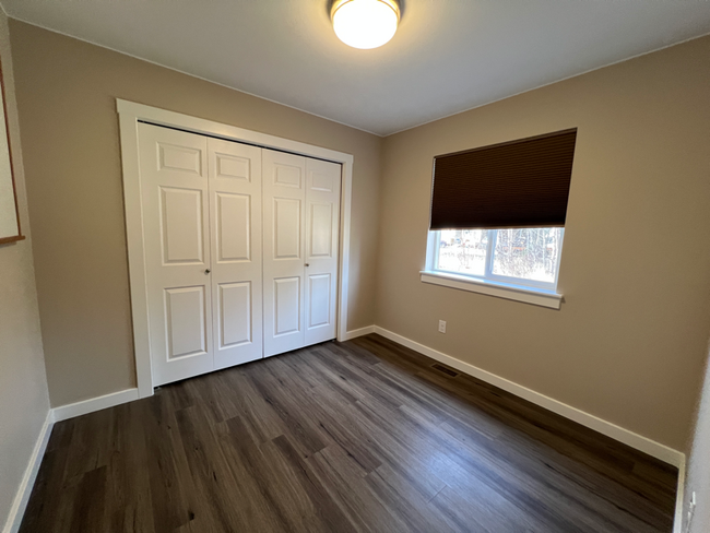 Building Photo - 1032 N Helen Ln