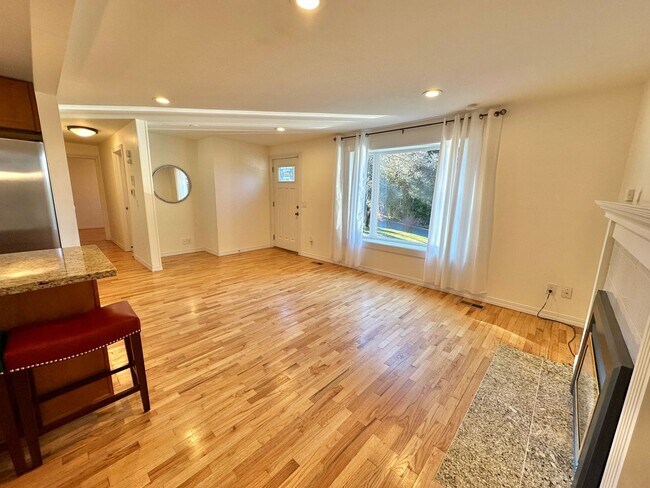 Photo - Beautiful Rambler in the desired Edmonds N... House