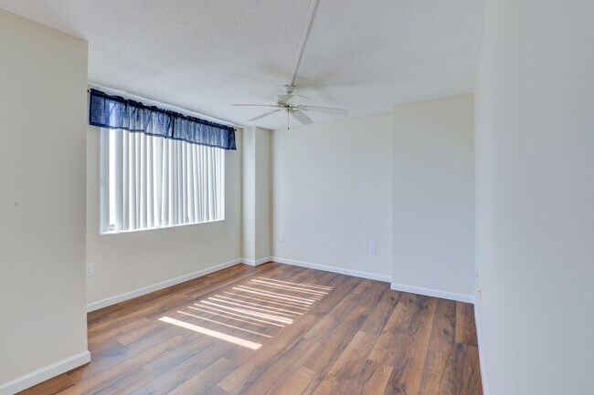 Building Photo - 1332 Harmon Cove Tower