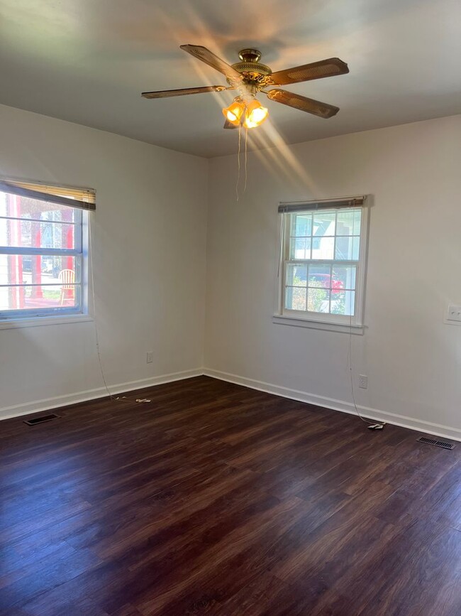 Foto del edificio - 1 month free with 13 month lease- East Nas...