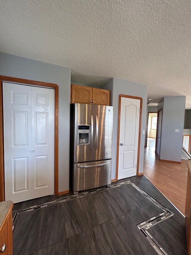 Photo du bâtiment - 4 Bed 3 Bath Unit in Red Deer, AB