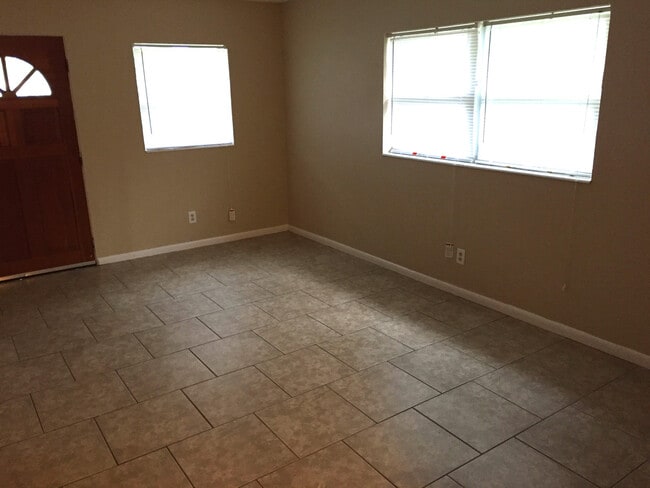 Foto del edificio - Charming Three-Bedroom, One-Bathroom Single-Family Home!