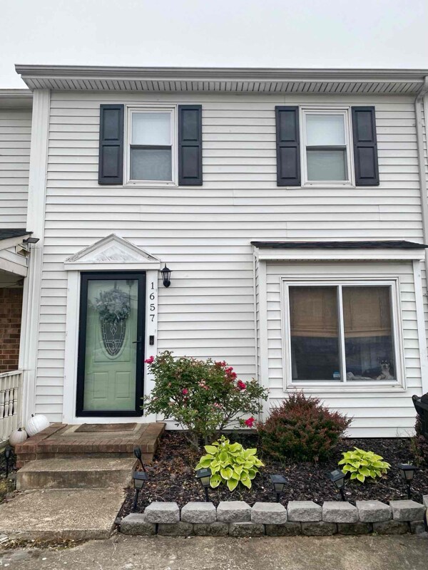 Foto principal - 1657 Fairfax Dr