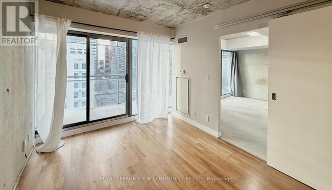 Building Photo - 22 Wellesley St E