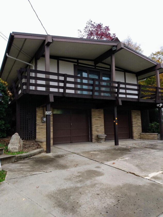 front - 204 Kerr Dr