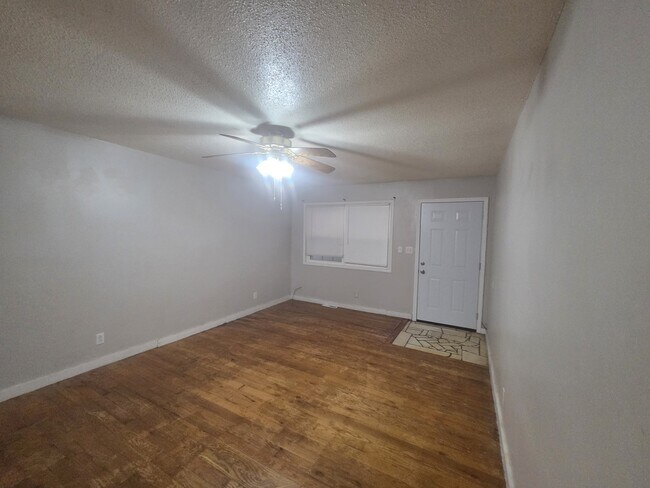 Foto del edificio - 2027 S Ingram Mill Rd