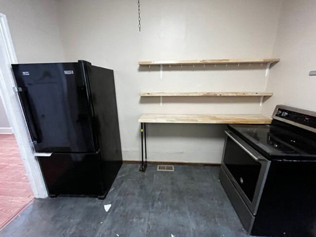 Building Photo - Three bedroom Pottstown Home with off stre...