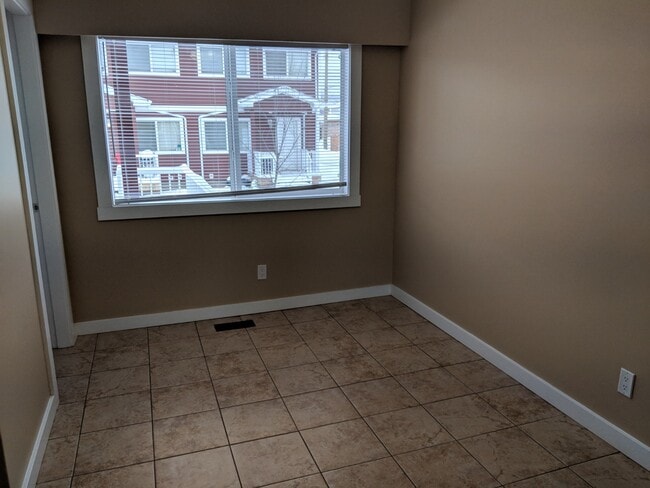 Photo du bâtiment - 1716 Willowbrook Crescent