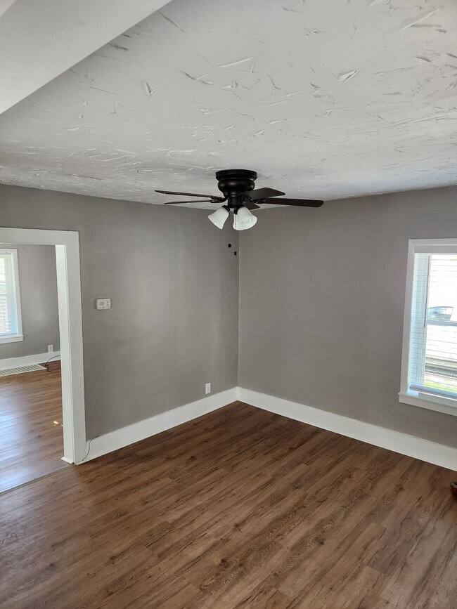 Building Photo - 912 Elm