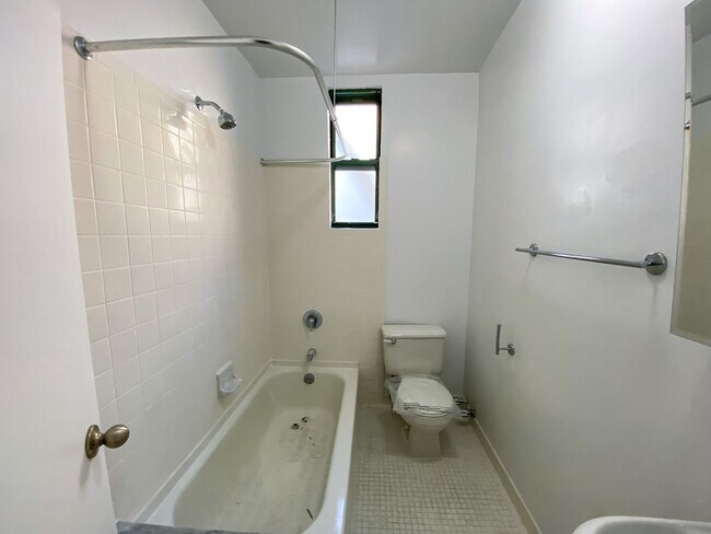 Building Photo - 528 E 79th St