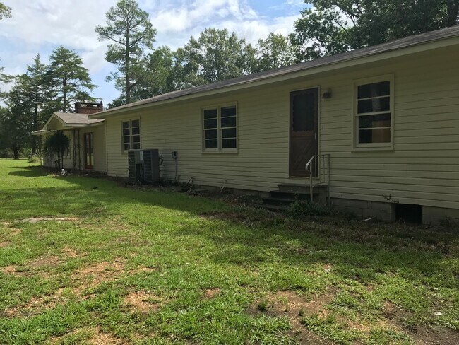 Building Photo - Home on acreage