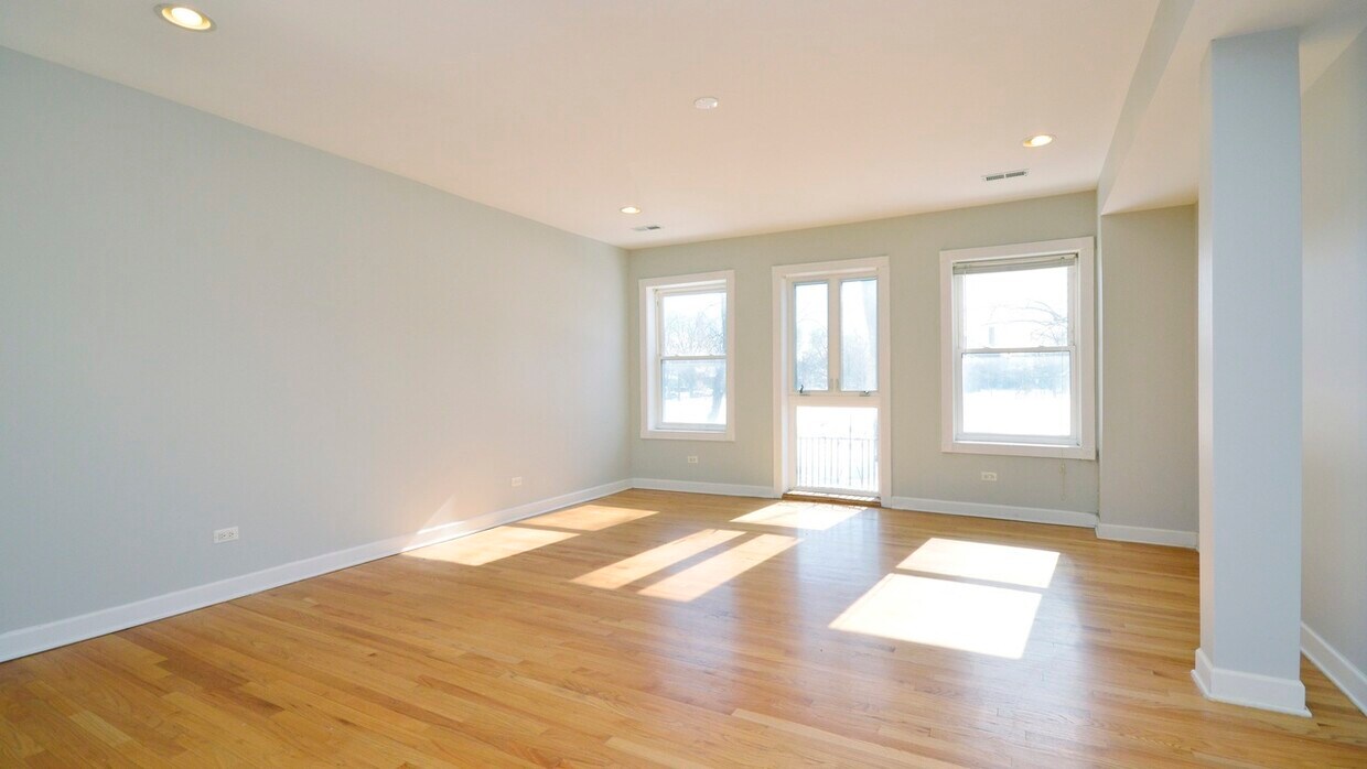 Primary Photo - 2648 W Glenlake Ave