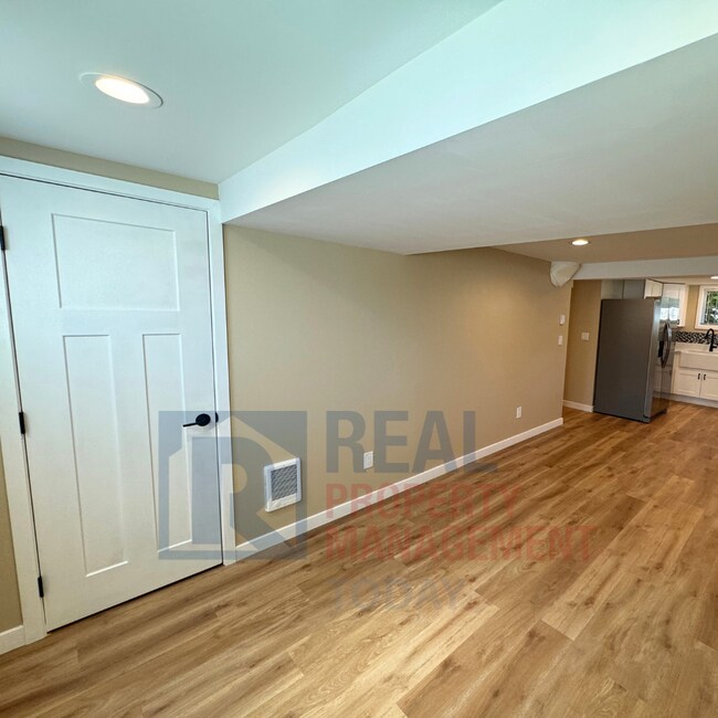Building Photo - Gorgeous updated 2 bedroom and 1 bath unit...
