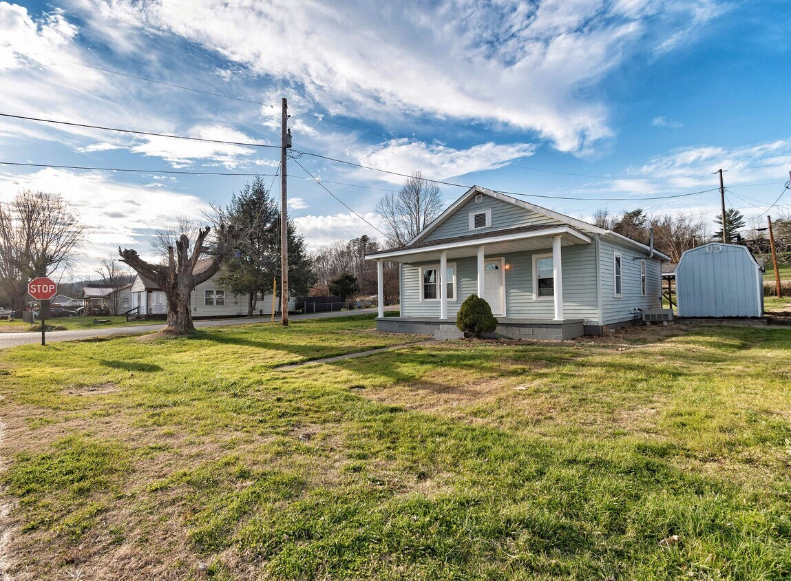 Spacious front yard - 99 2nd St