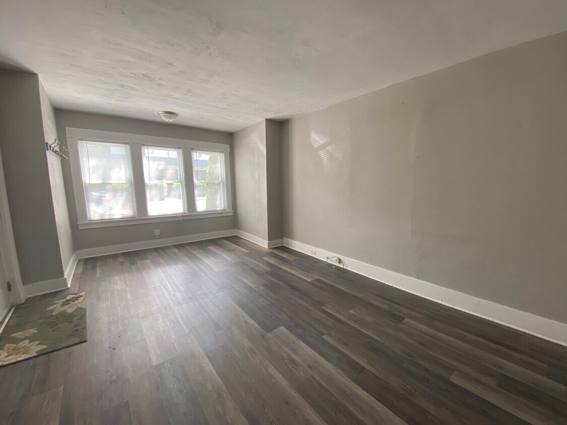 Amplia sala de estar - 2622 Tilbury Ave