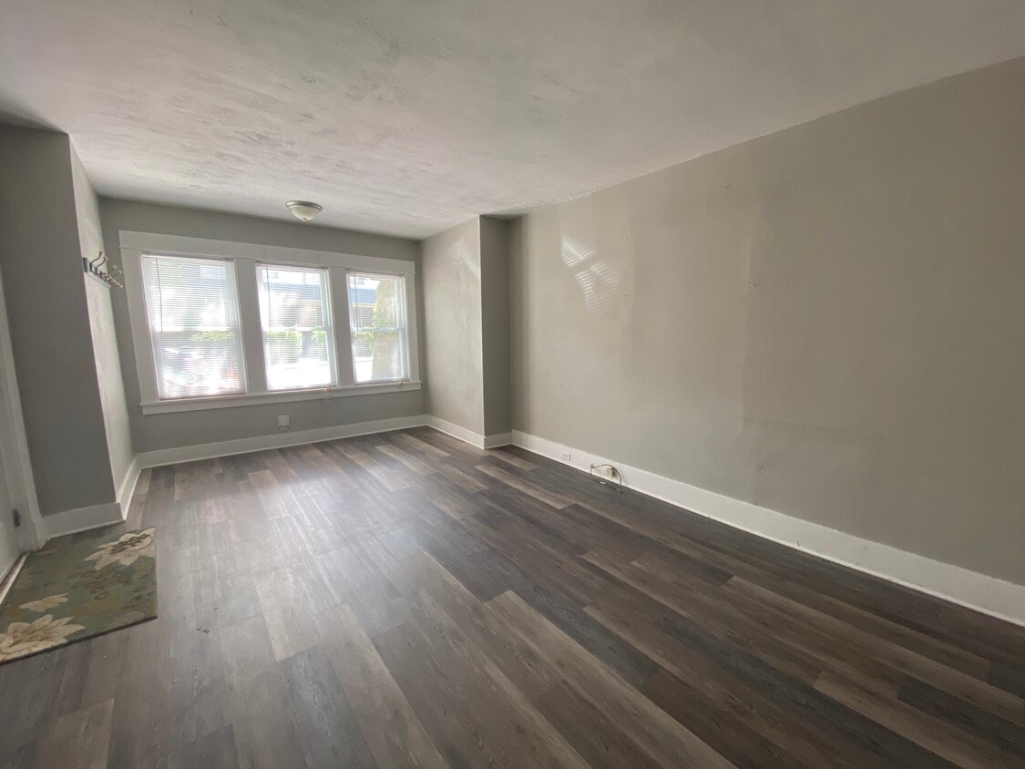 Spacious living room - 2622 Tilbury Ave