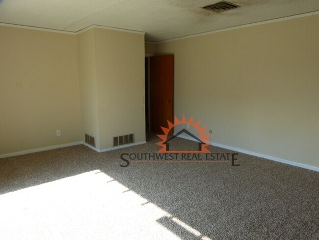 Foto del edificio - Spacious 3 bedrooms 1.5 baths home with 1 ...