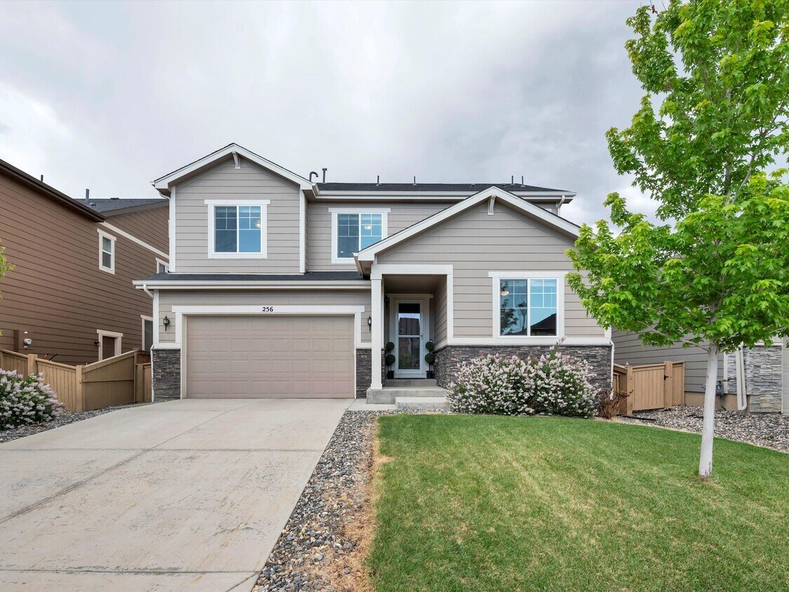 Foto principal - Beautiful 4 Bedroom Home with Attached Gar...