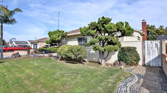 Building Photo - Spacious Home in Garden Grove for Lease