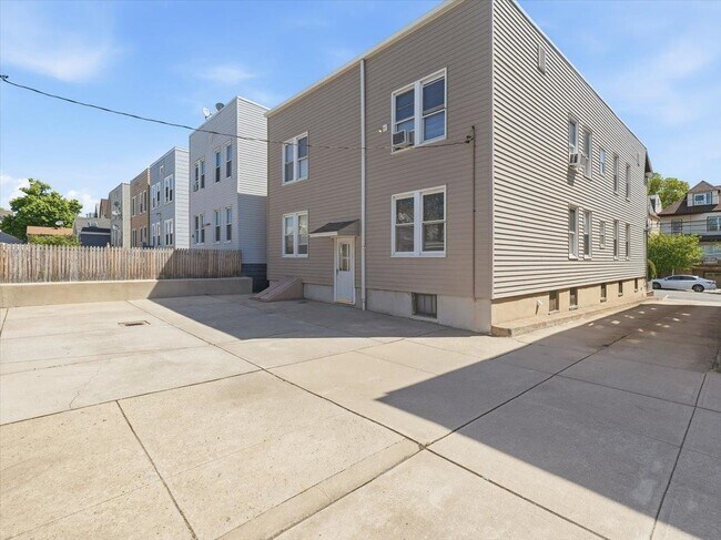 Foto del edificio - 73 Newman Ave