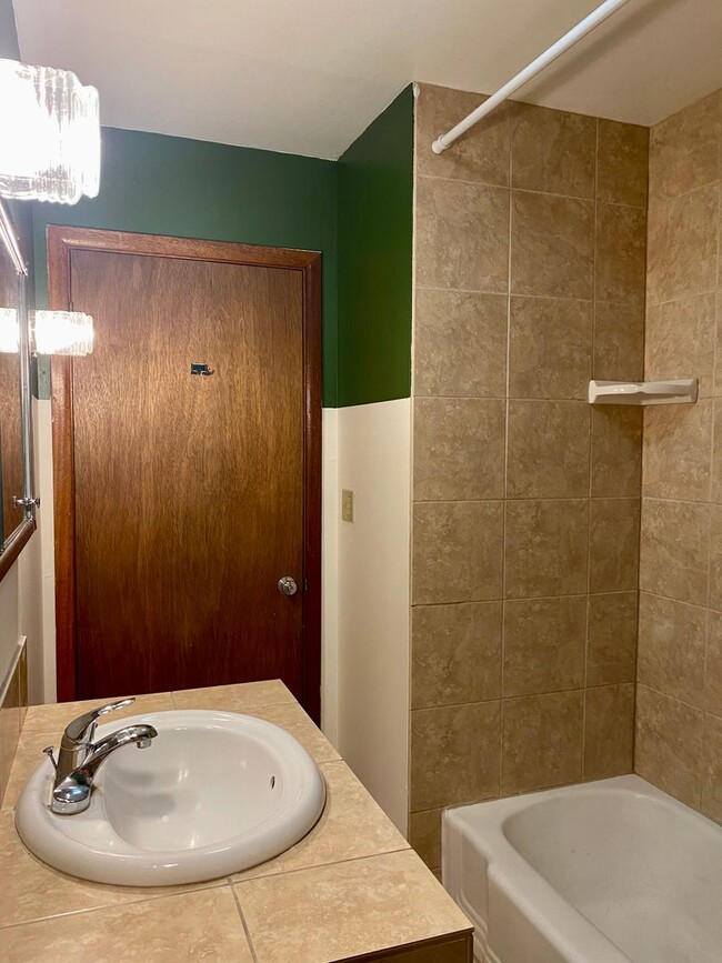 Building Photo - 2 bed 1 bath duplex. Less than 3 miles fro...