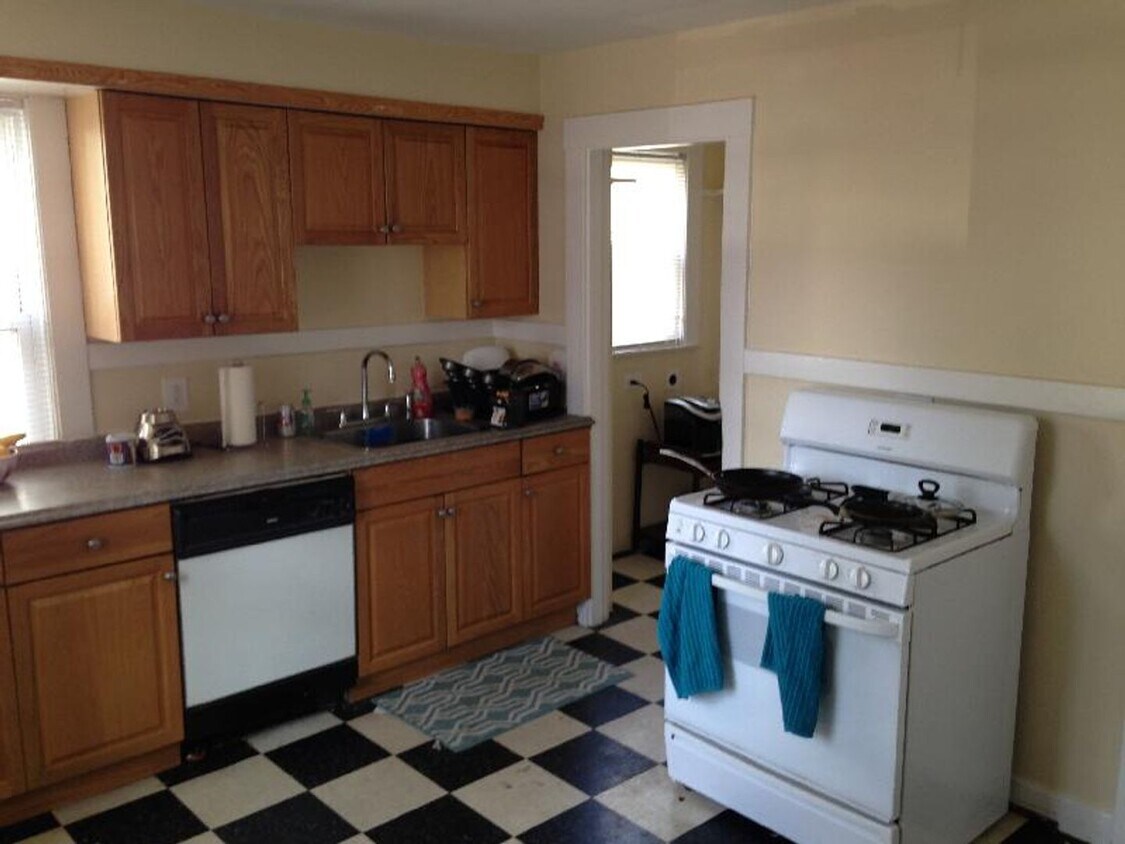 Building Photo - Updated 3 bed in Oak square